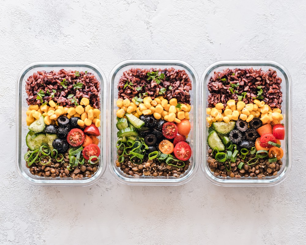 Variedad de alimentos nutritivos en una mesa