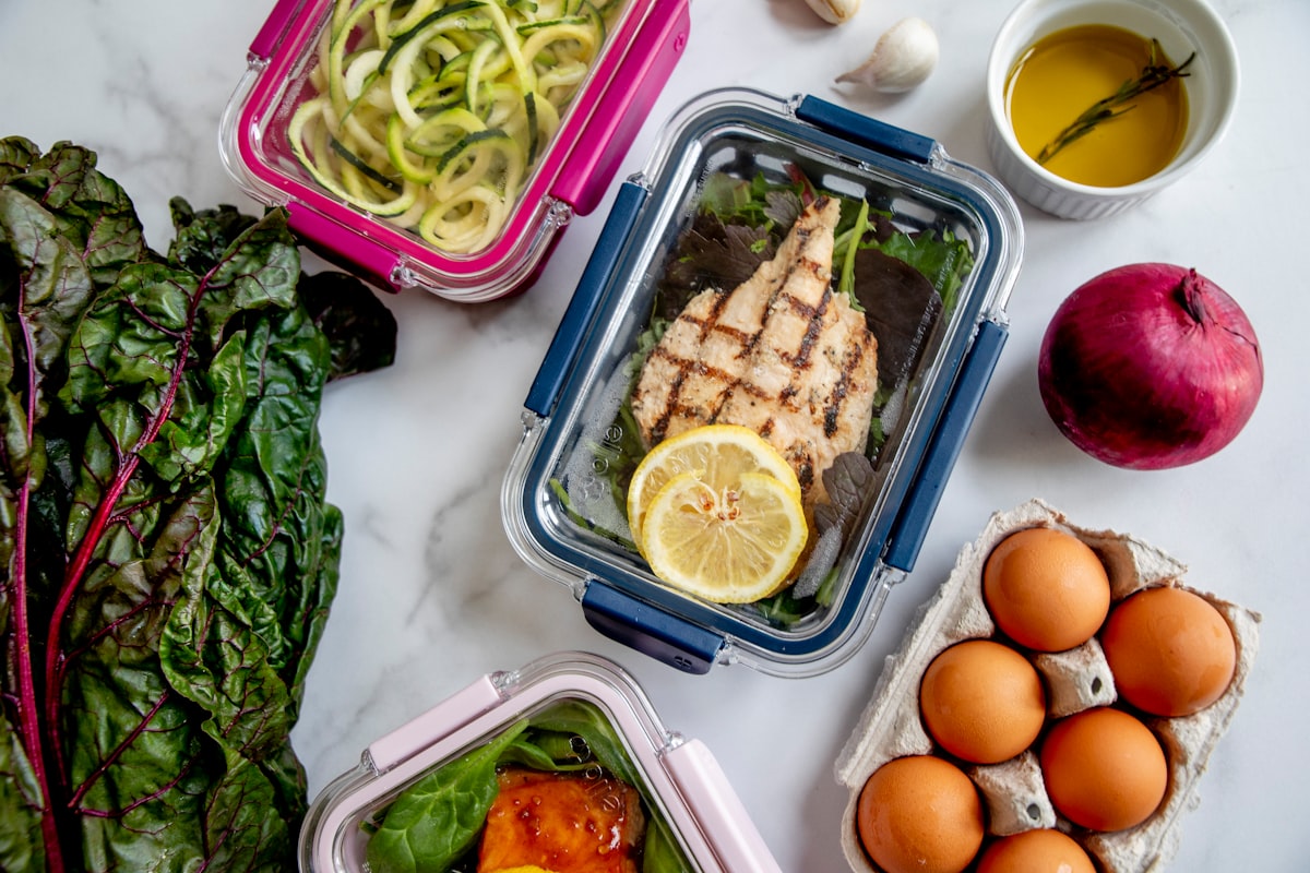 Alimentos proteicos como pollo, huevos y legumbres