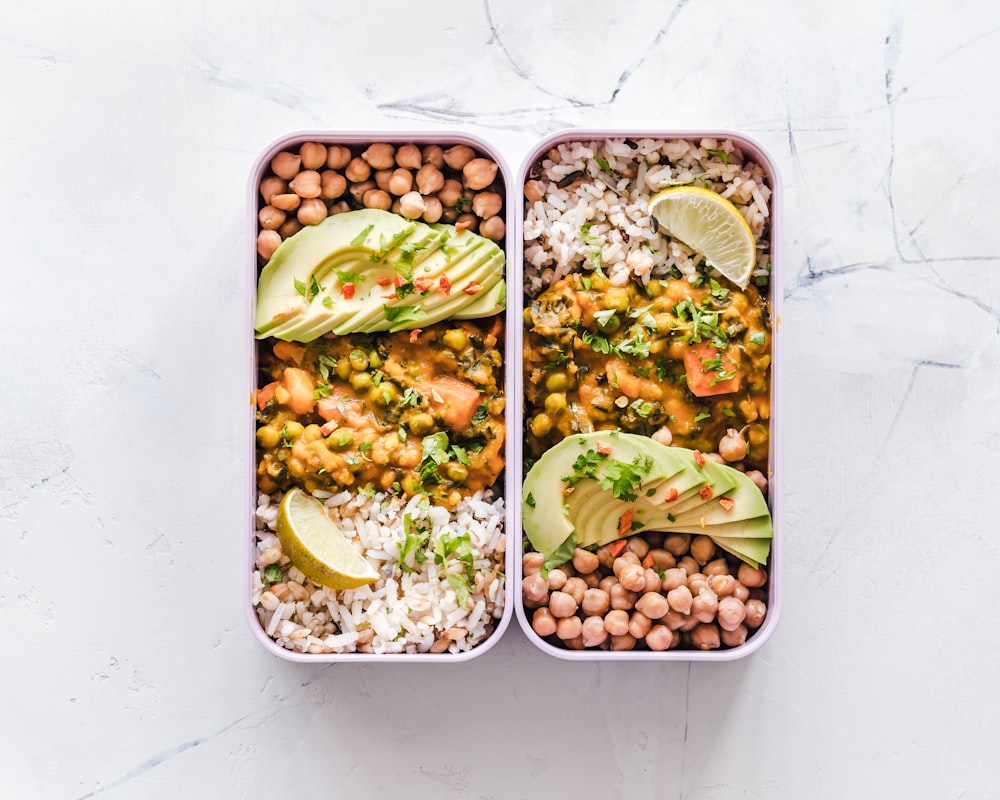 Grasas saludables como aceite de oliva, frutos secos y aguacate